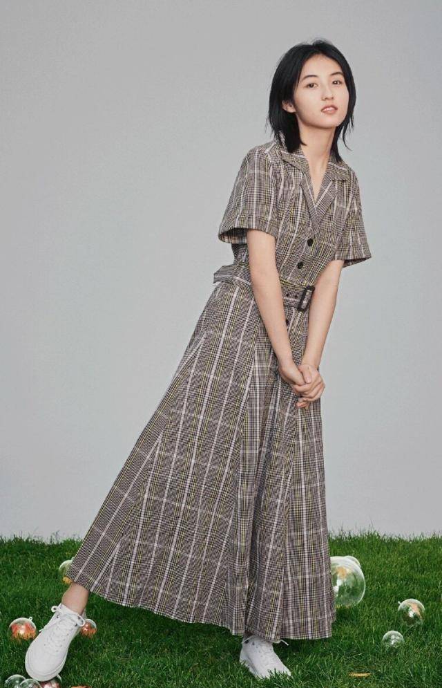 00后张子枫也可以穿得这么fashion_衣服_裙子_的设计
