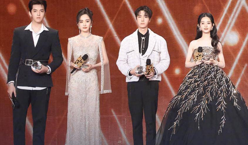 8位顶流合影,肖战王一博成"工具人",没人比鹅更会安排站位!