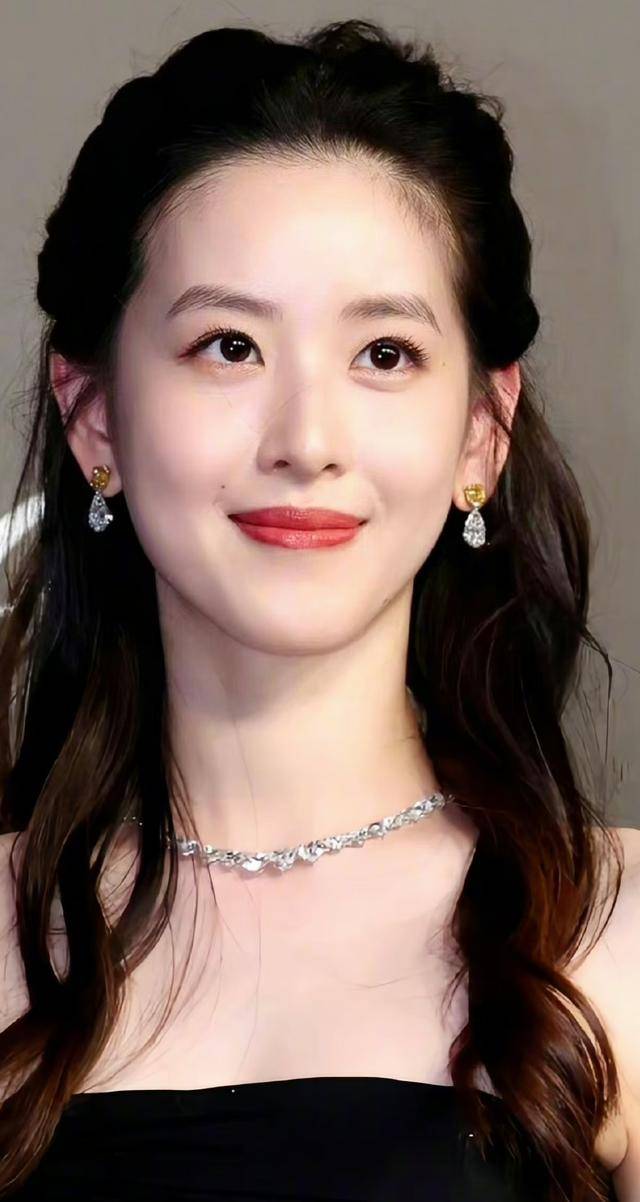 章泽天最新照片:现身戛纳电影节 轻熟风扑面而来_京东集团_奢侈品