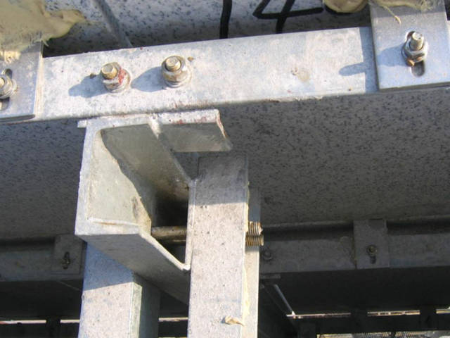 主体结构或小型幕墙系统急需建造时,在结构施工中不使用预埋件,但在