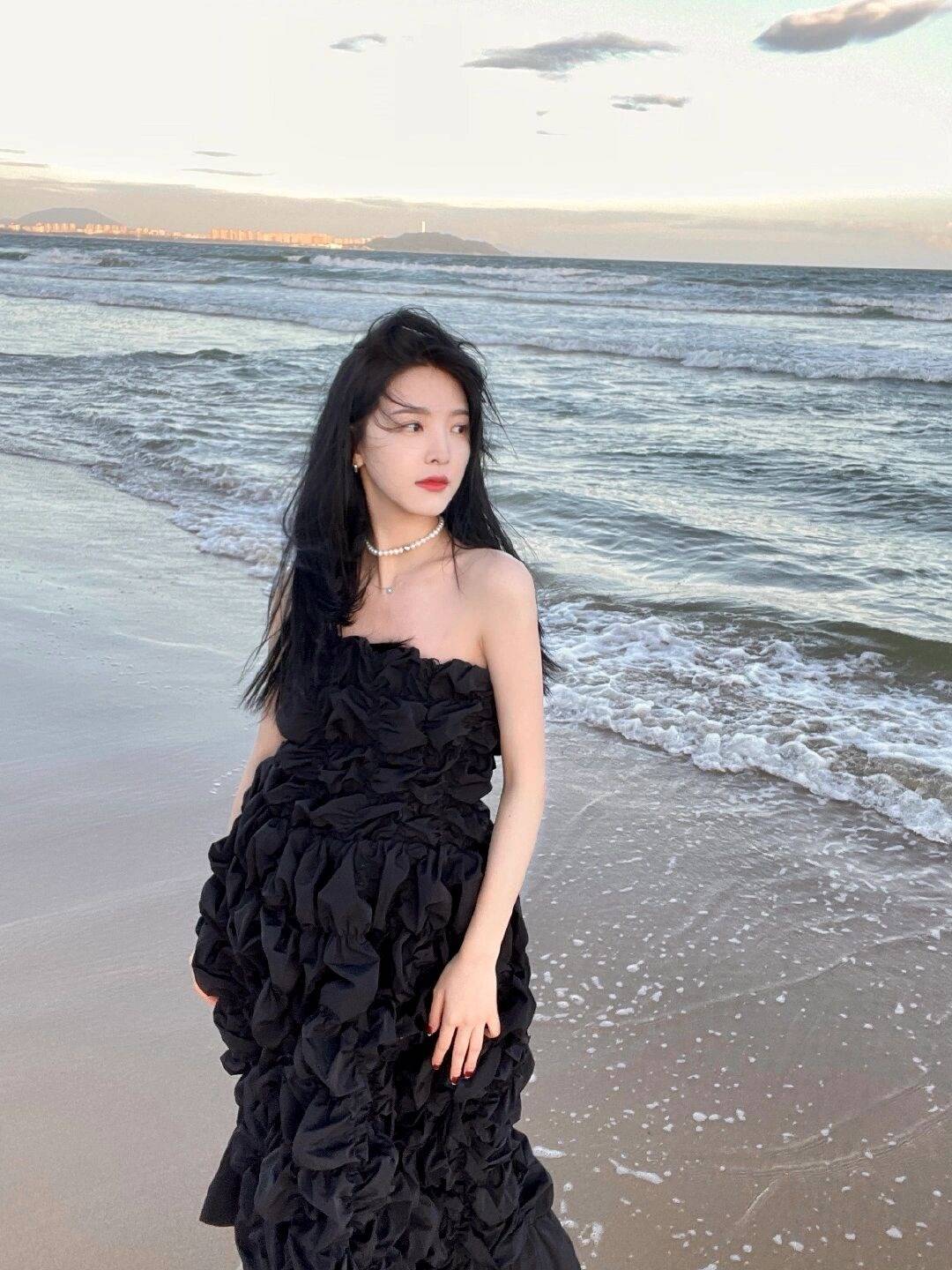 章若楠真是甜系天花板,一身碎花裙气质入夏,私服减龄又高级_时尚_款式