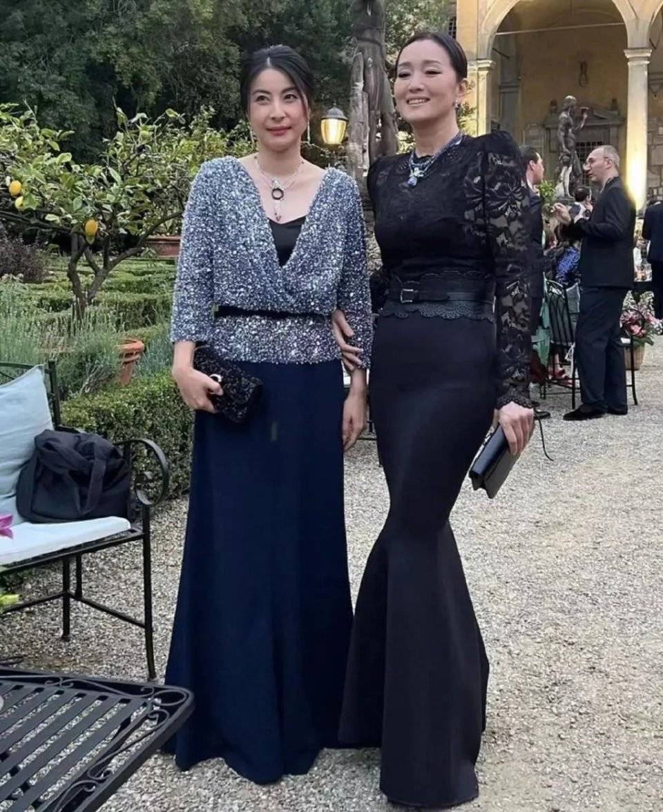 郭晶晶素颜逛童装店,霍启刚弓着背紧跟在旁,背影憨厚很黏老婆_网友