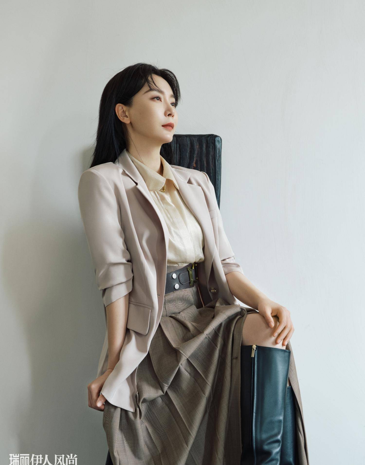 46岁陈数登《瑞丽》封面,穿抹身材秀时尚美背,演绎霸气御姐风_白色