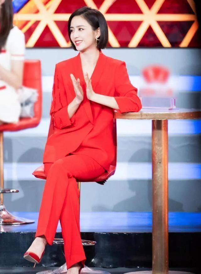 38岁的佟丽娅美成仙女,红色西服配红色直筒裤,明媚大气又喜庆_西装