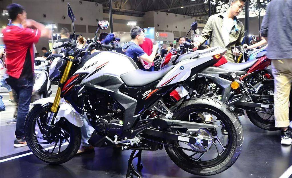 豪爵dr160是一款全能型街车,外观设计非常潮流,不同于鬼火摩托车,刚劲