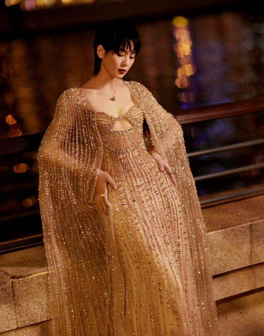 当周笔畅李宇春同穿酥胸裙,才知啥叫破茧成蝶,妩媚气太有女人味_裙子