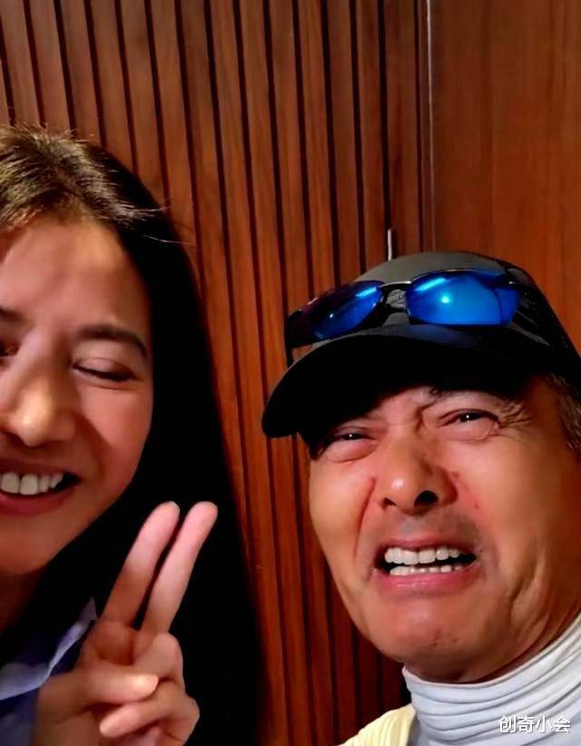 袁咏仪与周润发亲密合照引发家庭矛盾,他人尴尬不知所措_关系_演艺