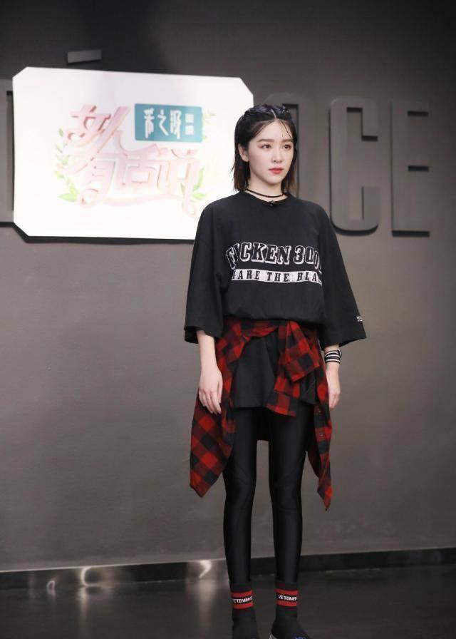 31岁的阚清子简直逆生长,穿老气印花裙配高跟鞋,依旧美得惊艳_显得