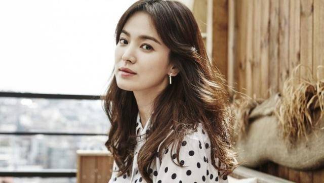 37岁宋慧乔短发白裙的洋娃娃打扮,美到骨子里,怪不得宋仲基选她_美的