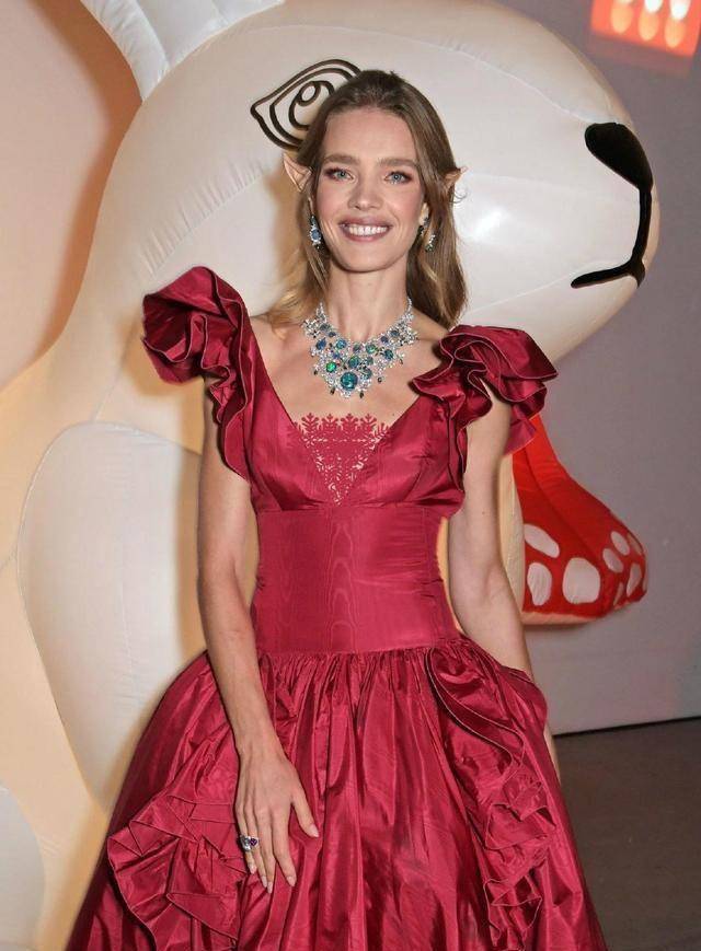 38岁lv太子妃带娃游北极,素颜出镜皮肤白嫩,私下打扮也不低调