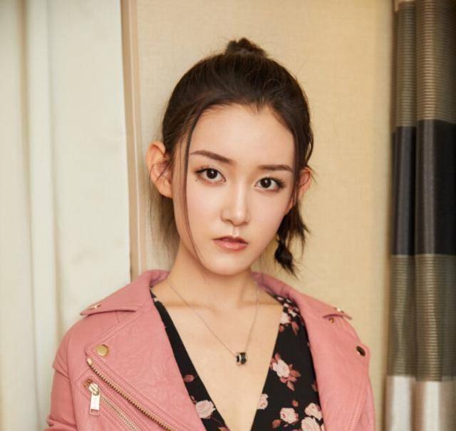 18岁蒋依依笑容灿烂,年纪小气场可不小,这穿搭够有范_耳环_颜色_选择