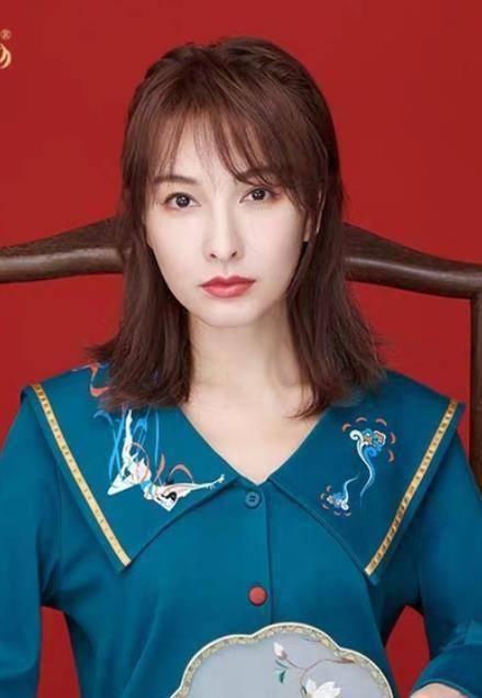 34岁杨幂成"低配版吴昕"?