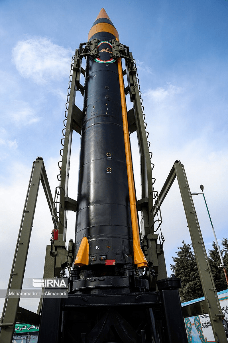 伊朗展示射程2000公里的新一代陆基弹道导弹_霍拉姆沙赫尔_弹头_发射