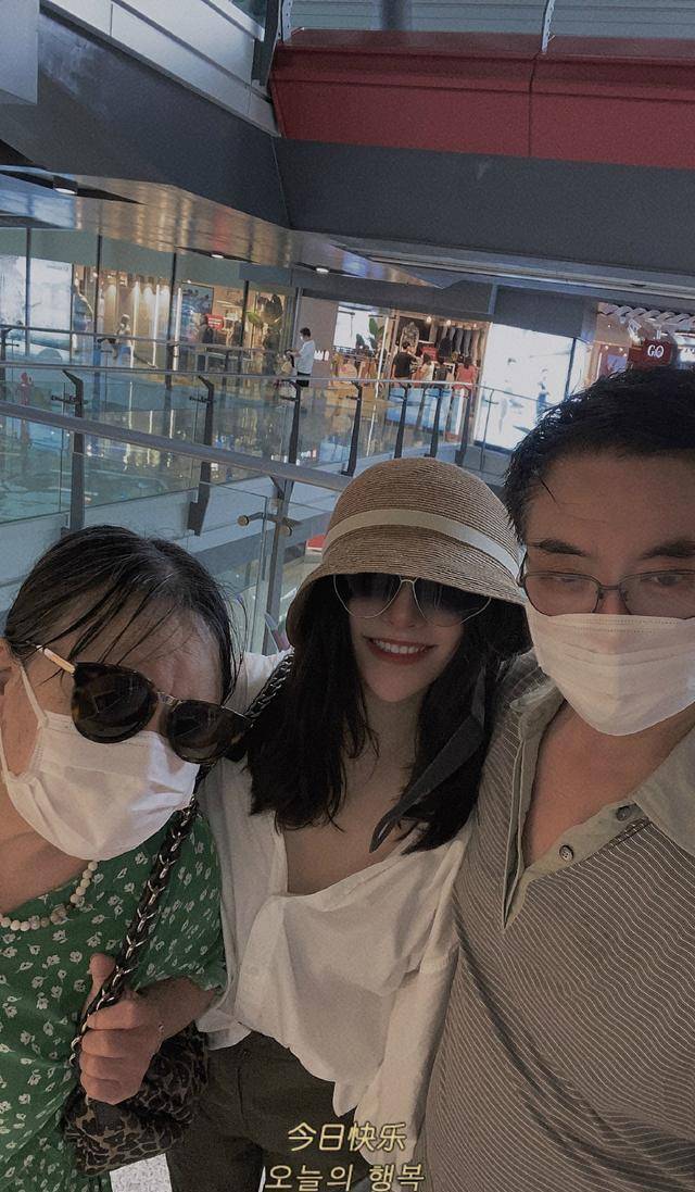 46岁姐姐下装失踪秀紧致好身材,满脸硅胶感太假_沈娜_黑色_妈妈