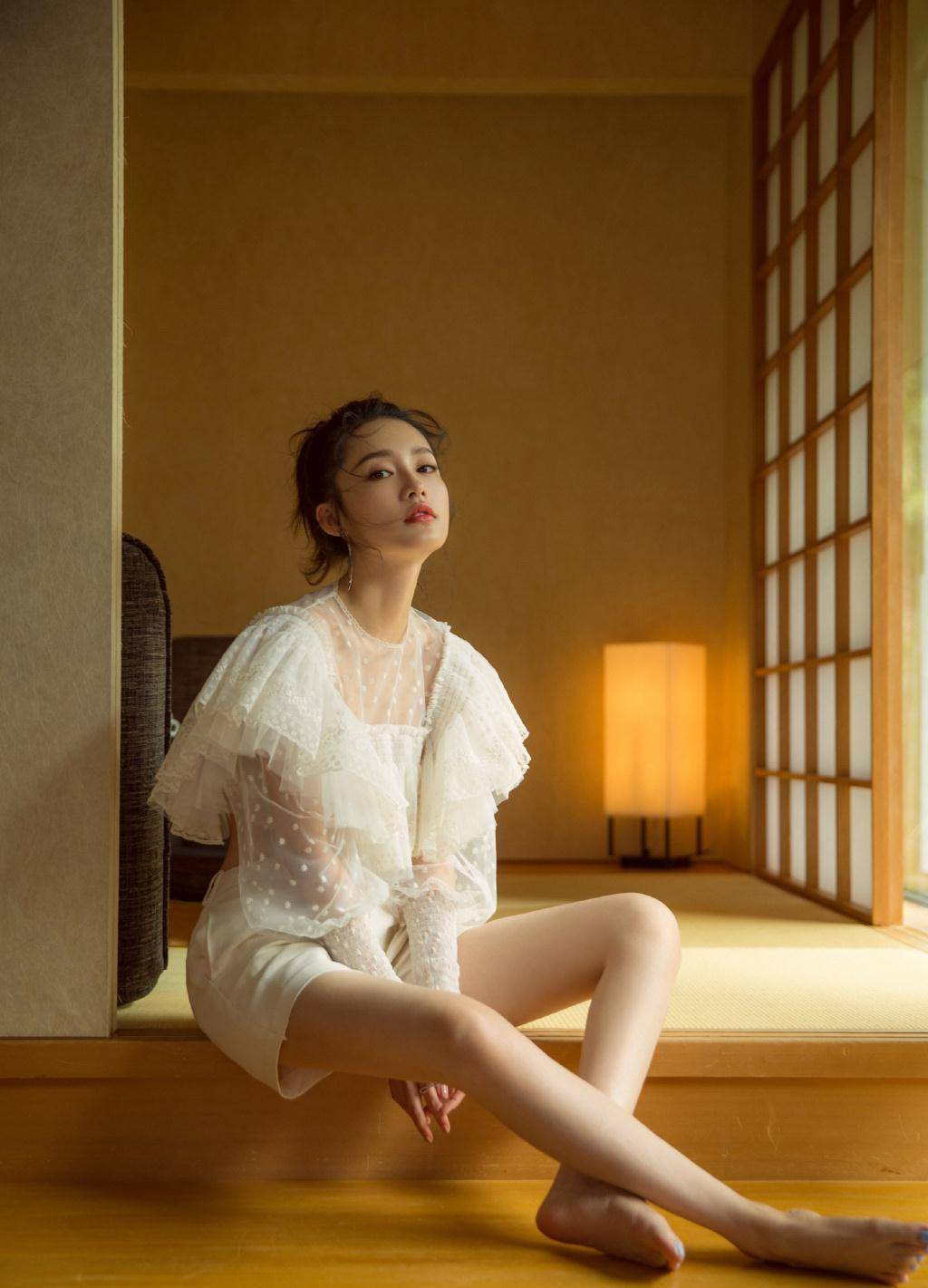 29岁气质美女李沁,甜美笑容融化人心,简约大方的穿搭清新又减龄_设计