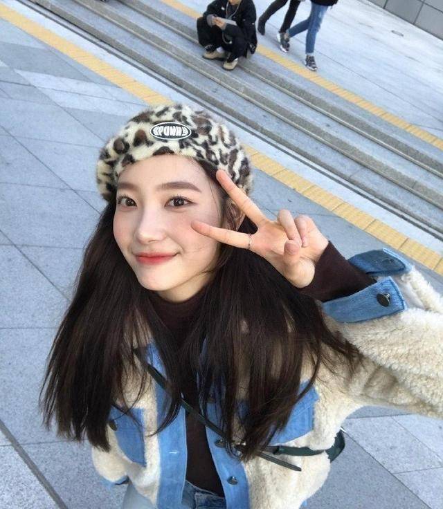 17岁安艺媛出席首尔时装周,贝雷帽牛仔裤,浓浓零零后味道很养眼_造型