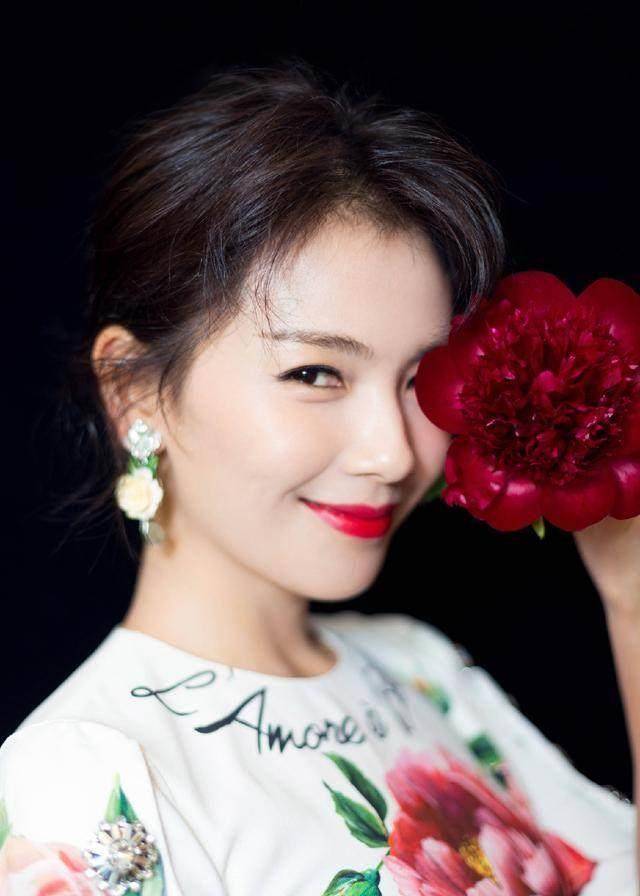 40岁刘涛真气质,穿大印花裙惊艳又不俗气,未p图依旧美到发光!