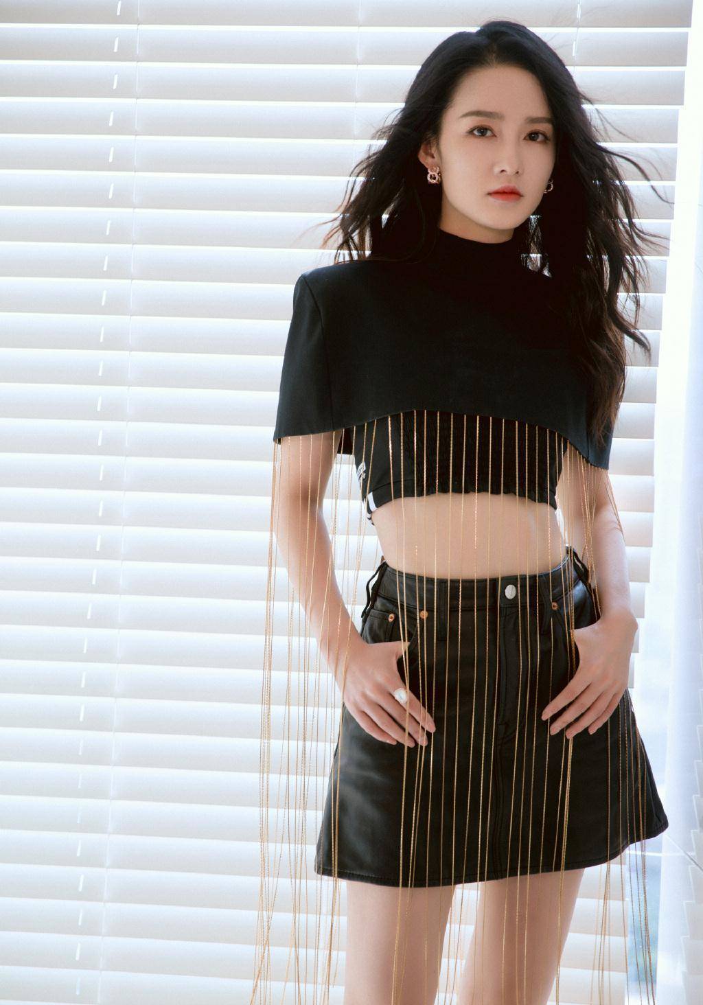 29岁气质美女李沁,甜美笑容融化人心,简约大方的穿搭清新又减龄_设计