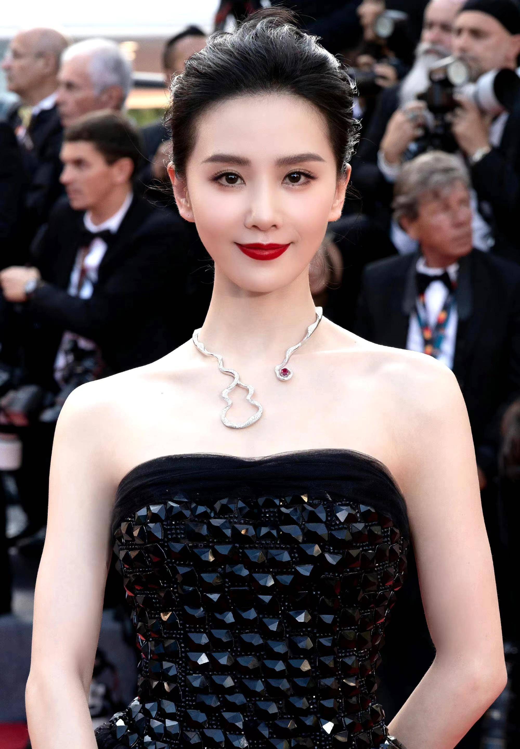 刘诗诗的戛纳红毯look太美了,一袭黑色纱裙连身,端庄优雅又高级!