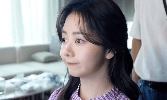 32岁的谭松韵无滤镜的生日花絮,又美又自然,完全没架子_头发_时候_女