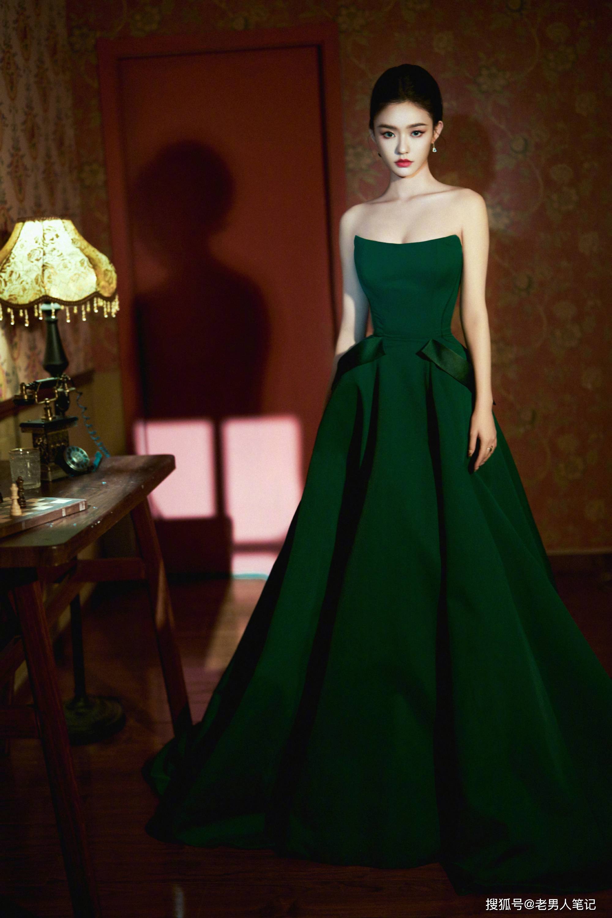 林允这样穿显成熟韵味,一袭墨绿色抹胸长裙,红唇点缀复古大气_气质