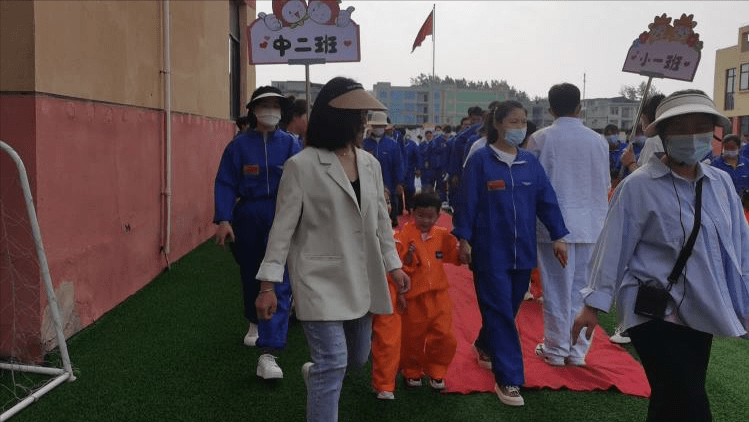 阜陽阜南苗集鎮中心幼兒園舉行慶六一航天主題親子運動會_口號_方陣