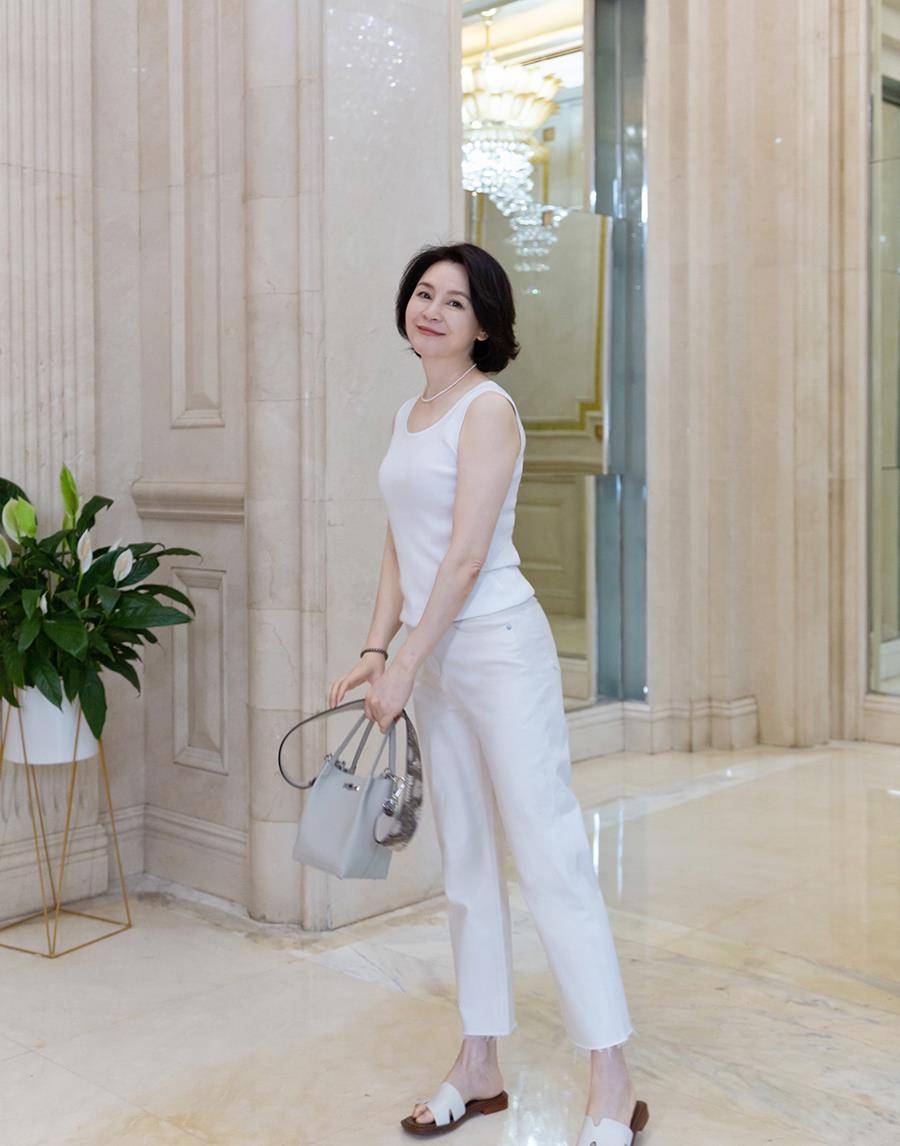 60岁后拒绝妈妈装,跟着这些大姐学穿搭,优雅知性又有女人味_女性_白色