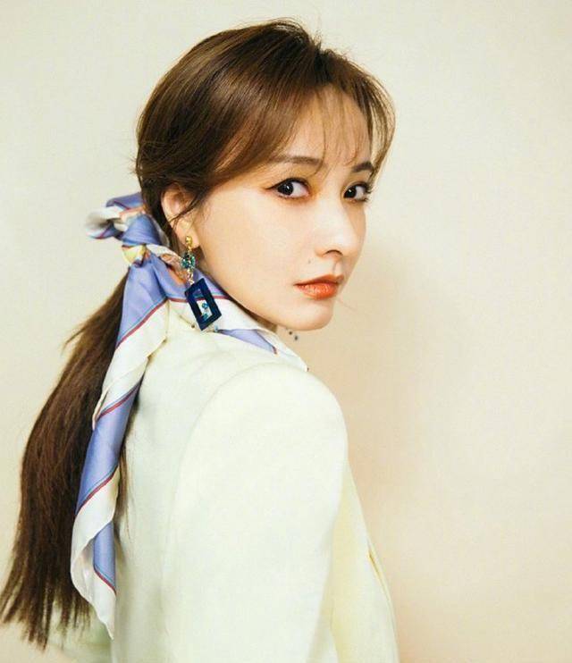 38岁吴昕不再当"小透明",穿鹅黄色西服好显白,鹰钩鼻抢镜_卫衣_造型