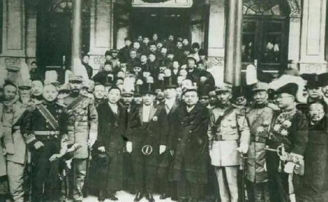 1917年,段祺瑞空袭紫禁城,3枚炸弹落下后,溥仪:皇帝我不做了_黎元洪