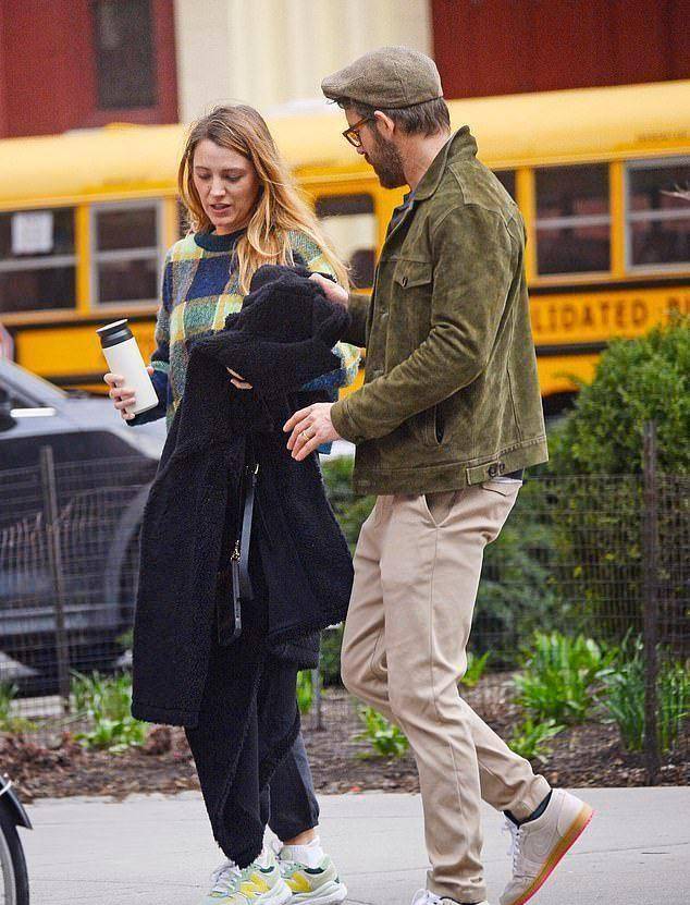 34岁布莱克莱弗利素颜健身炫耀紧实腹肌大11岁丈夫贴心递外套_瑞安