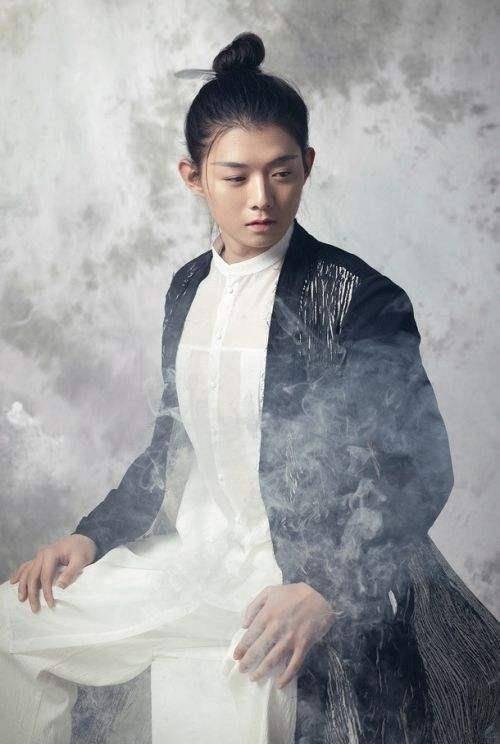 火风的儿子霍尊,相比于火风粗犷的面容,他的长相非常清秀,仙气飘飘