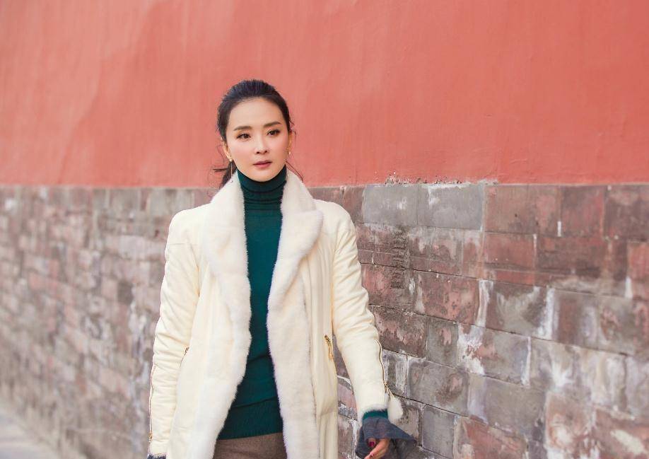 就像回到王燕老家吃饭时,王艳一家人都端坐着不能动筷,一直到婆婆推门