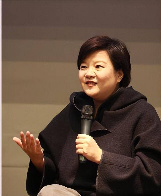 陈凯歌前妻洪晃讽刺顶流架子大,反被网友吐槽,她的口碑怎么了?