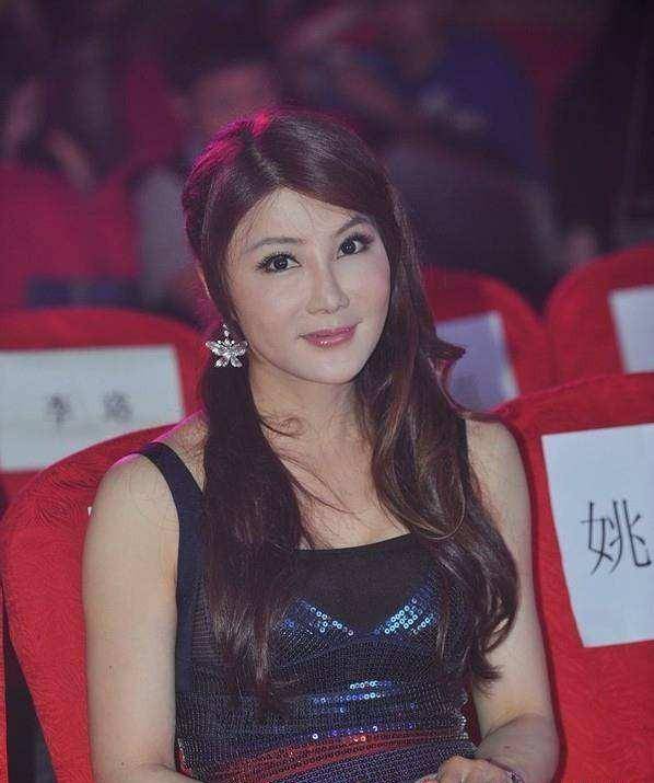 一代"打女"杨丽菁的传奇生涯,53岁的她,身材火辣不减当年_剧中_网友