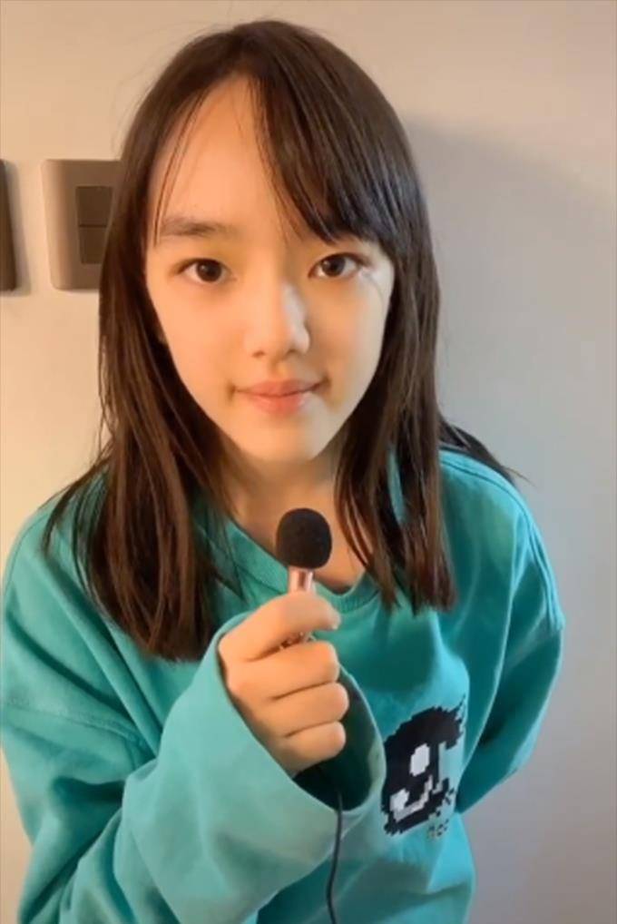 41岁电视主持人瑶淼晒自拍,短发精致自称小伙儿,11岁女儿颜值高_老公