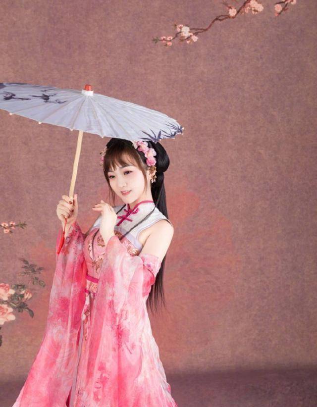 22岁童星林妙可晒古风写真照片,撑伞吹笛,引发网友热议!