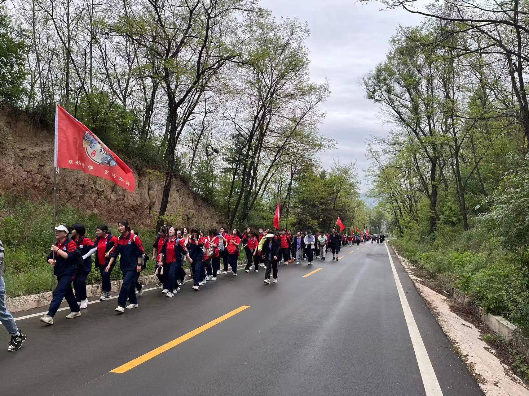 华亭二中"四有四向,红心育人"开展励志远足系列活动_教育_进行时_师生