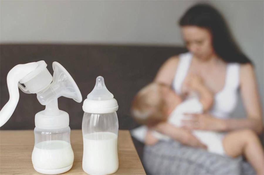 母乳期间涨奶是怎么回事(奶胀用什么办法缓解)