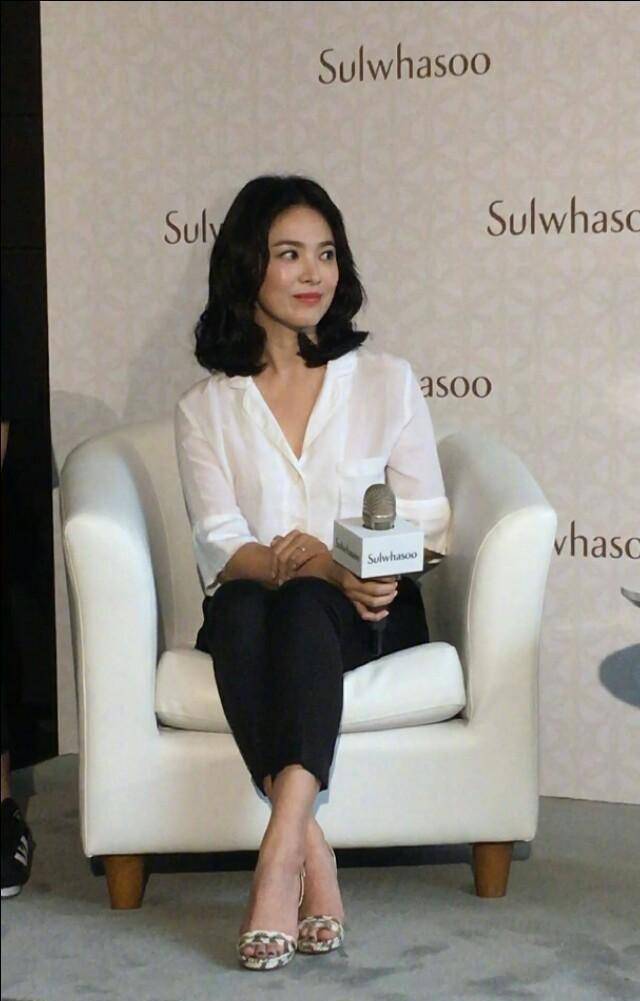 36岁宋慧乔终于不穿厚底鞋了,一身粉裙简直嫩回初恋,小蛮腰吸睛_乔妹