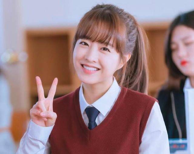 16岁合作李敏镐,出道15年稚气未减,31岁朴宝英凭学生装扮获赞_观众