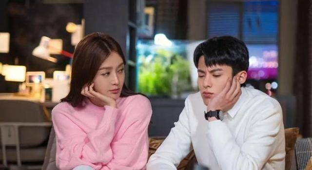 秦岚吊带热裤出镜,手持西瓜玩弄花洒,手臂纤细脖颈修长_视频_王鹤棣