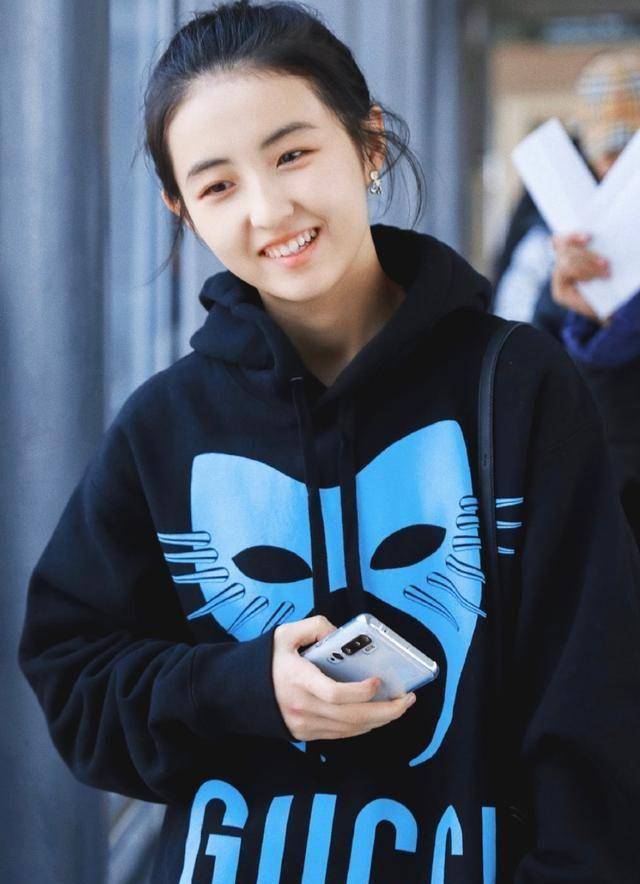 18岁的张子枫是个时髦精,穿搭时尚超越同龄人!_卫衣_工装_女生