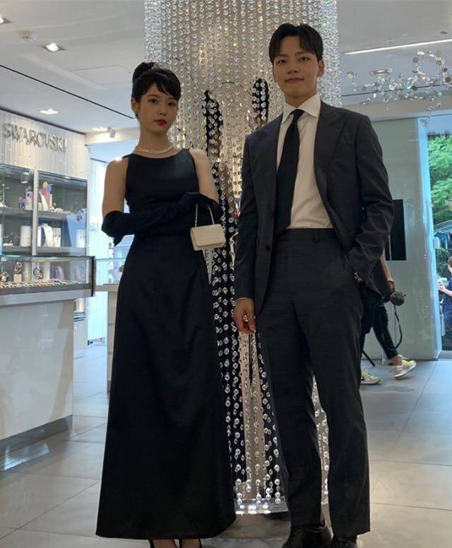 这里也请容许我插句题外话,我觉得女主角李知恩跟男主角吕珍九站在一