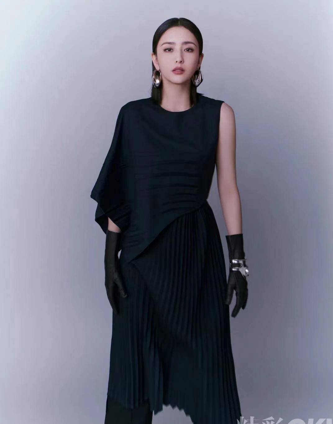 佟丽娅登上《ok精彩》封面,一袭黑衣,丰满妩媚的身材散发时尚女人味