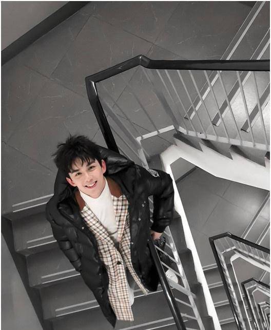 20岁吴磊穿校服好清新,网友:不是衣服的问题,是脸的问题!