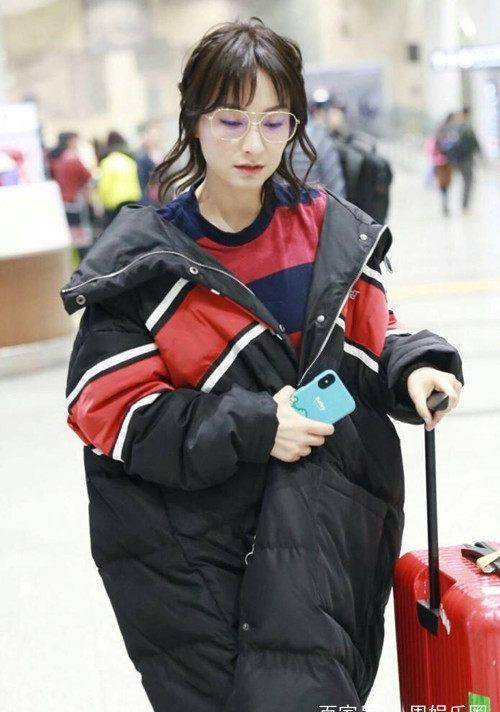 35岁吴昕跟31岁赵丽颖竟然撞衫了,谁赢谁输一目了然!_时尚_大牌_机场