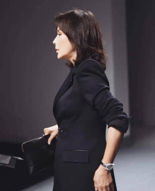 54岁刘嘉玲状态依旧少女,度假照活力满满没皱纹,这才是不老女神_黑色