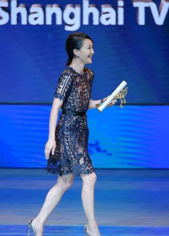 周迅虽然穿的很少,但是侧面的钢板造型有点过于简单了,好在气场强大