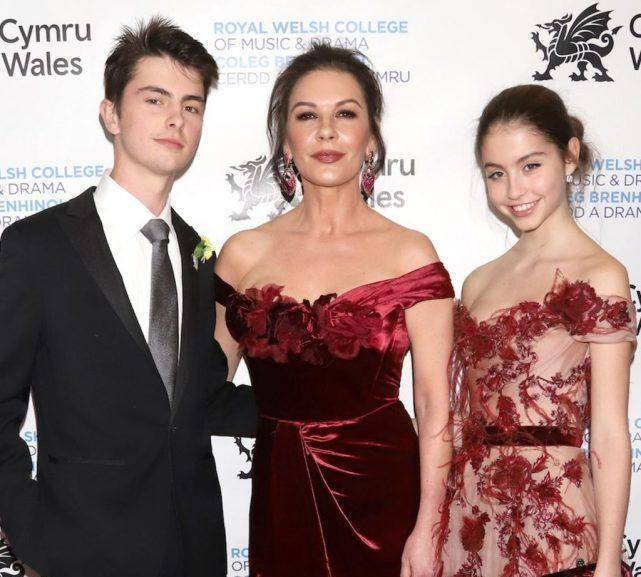 51泽塔-琼斯罕见晒娃,高颜值儿女太养眼,75岁影帝丈夫精神_孩子