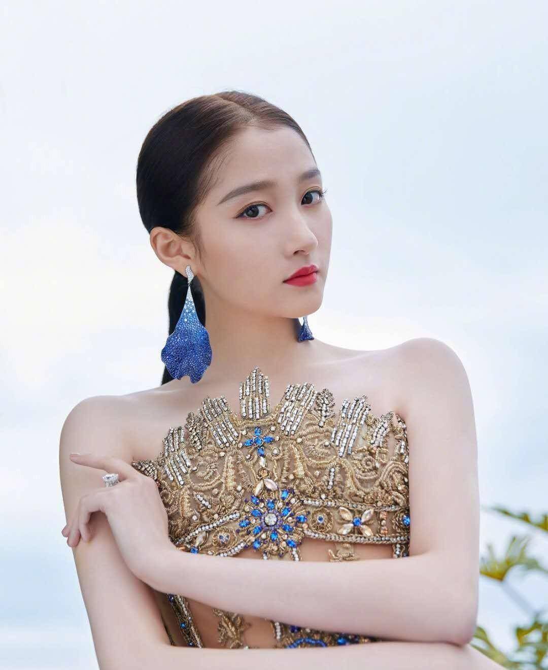 97年关晓彤镶钻礼服惊艳全场,站在89年奚梦瑶旁边,形成鲜明对比_美食